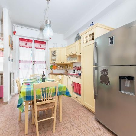 Flaminia Bright & Roomy Apartment เปซาโร ภายนอก รูปภาพ