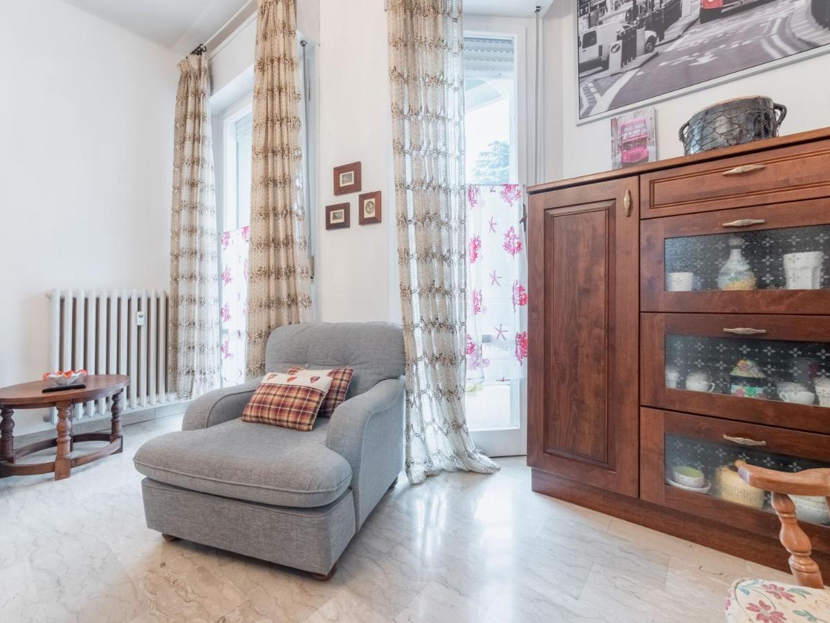Flaminia Bright & Roomy Apartment เปซาโร ภายนอก รูปภาพ