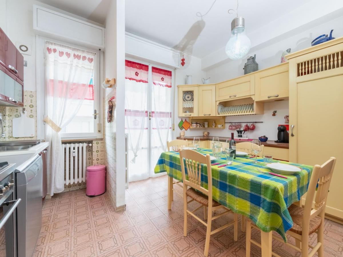 Flaminia Bright & Roomy Apartment เปซาโร ภายนอก รูปภาพ