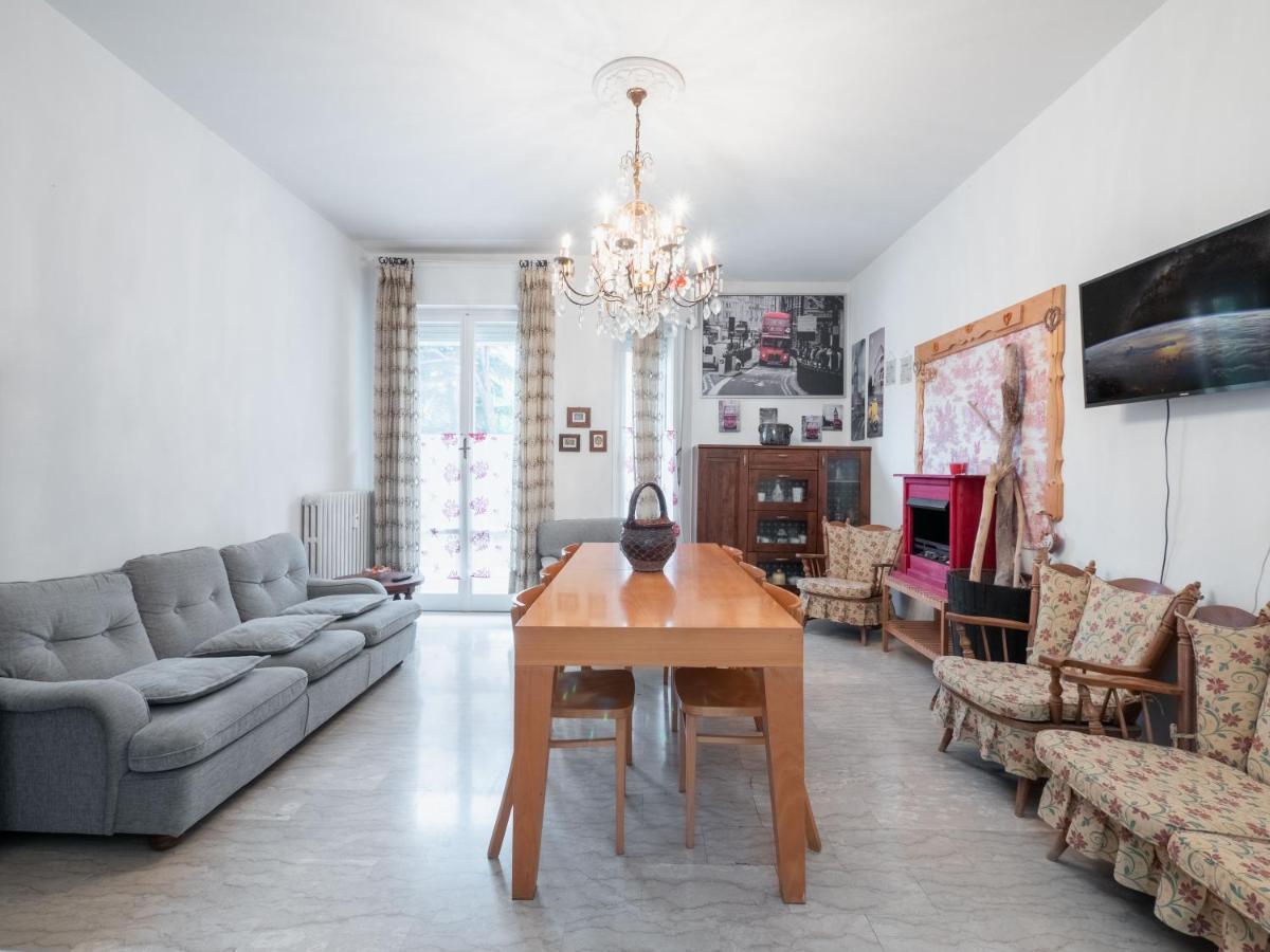 Flaminia Bright & Roomy Apartment เปซาโร ภายนอก รูปภาพ