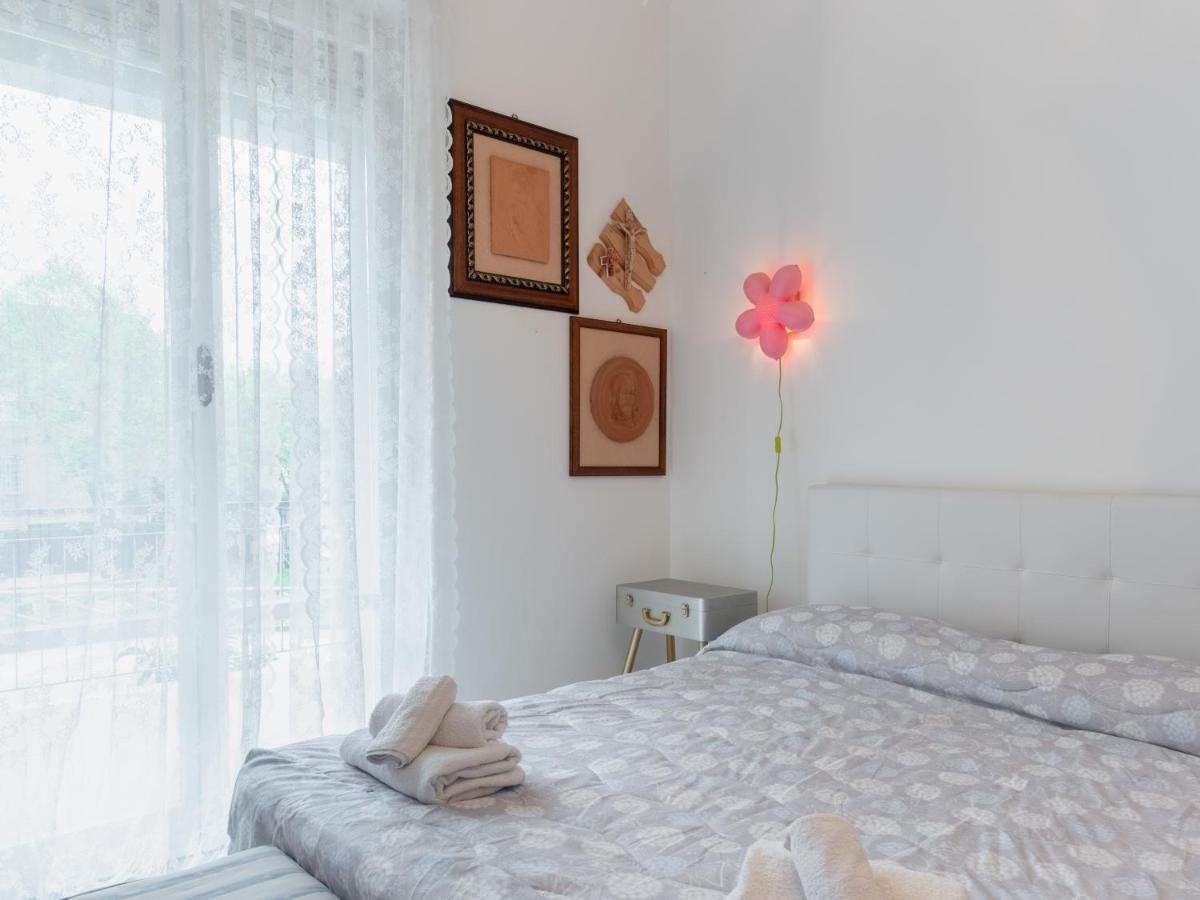 Flaminia Bright & Roomy Apartment เปซาโร ภายนอก รูปภาพ