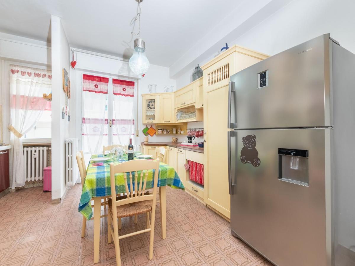 Flaminia Bright & Roomy Apartment เปซาโร ภายนอก รูปภาพ