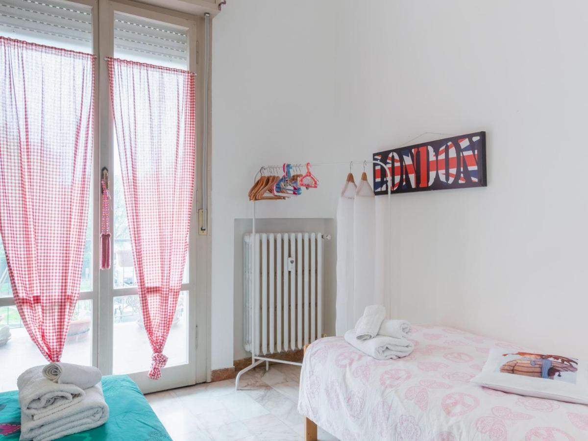 Flaminia Bright & Roomy Apartment เปซาโร ภายนอก รูปภาพ